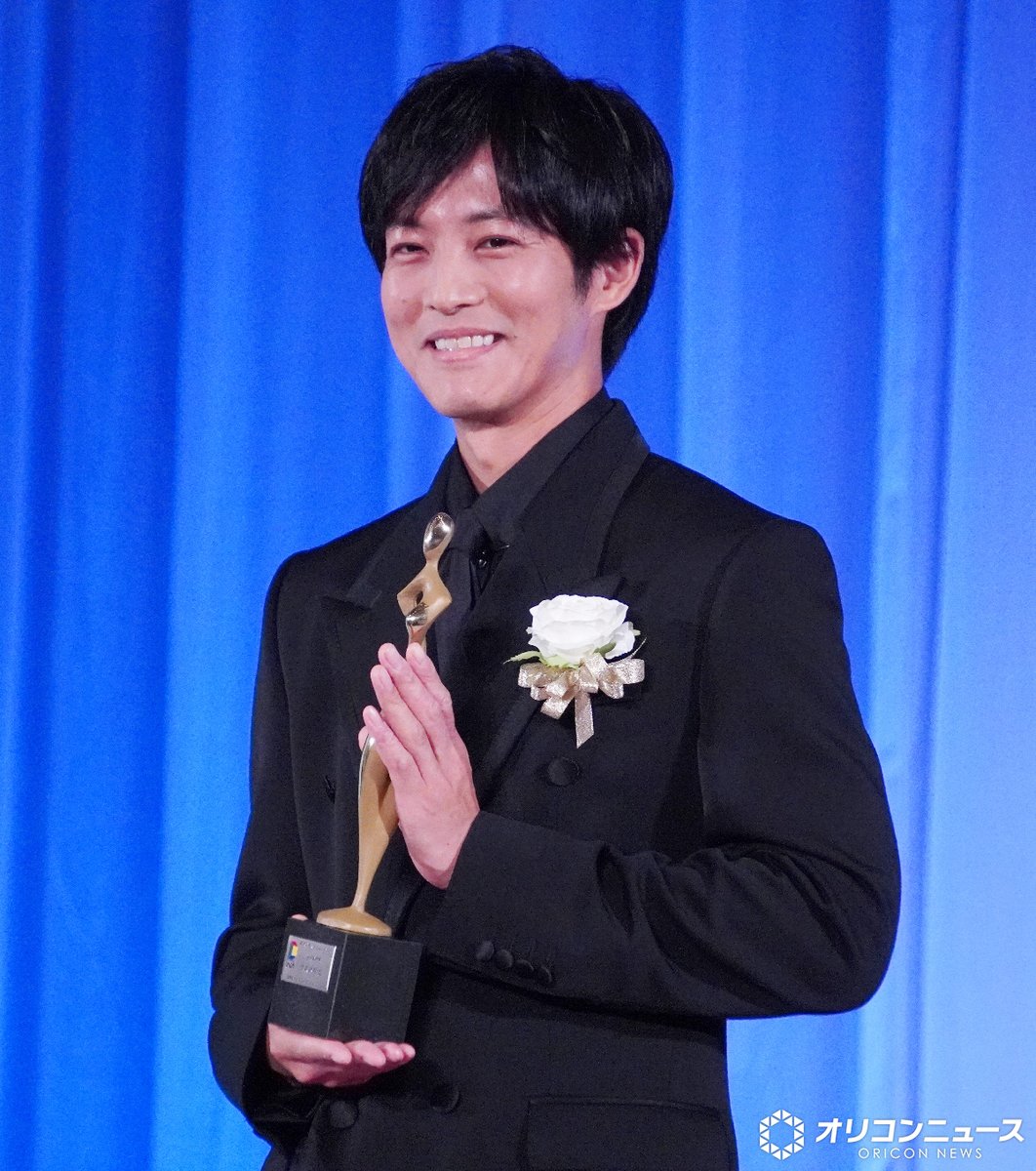 oricon's tweet photo. 🏆東京ドラマアウォード

松坂桃李『御上先生』で主演男優賞❗️
撮影部が別場所でも受賞
「それがすごくうれしい」
https://t.co/eBfTthRoPE

主演女優賞：奈緒(東京サラダボウル)
助演男優賞：角田晃広(ホットスポット)
助演女優賞：杉咲花(海に眠るダイヤモンド)

#東京ドラマアウォード https://t.co/ahftLRYv4K