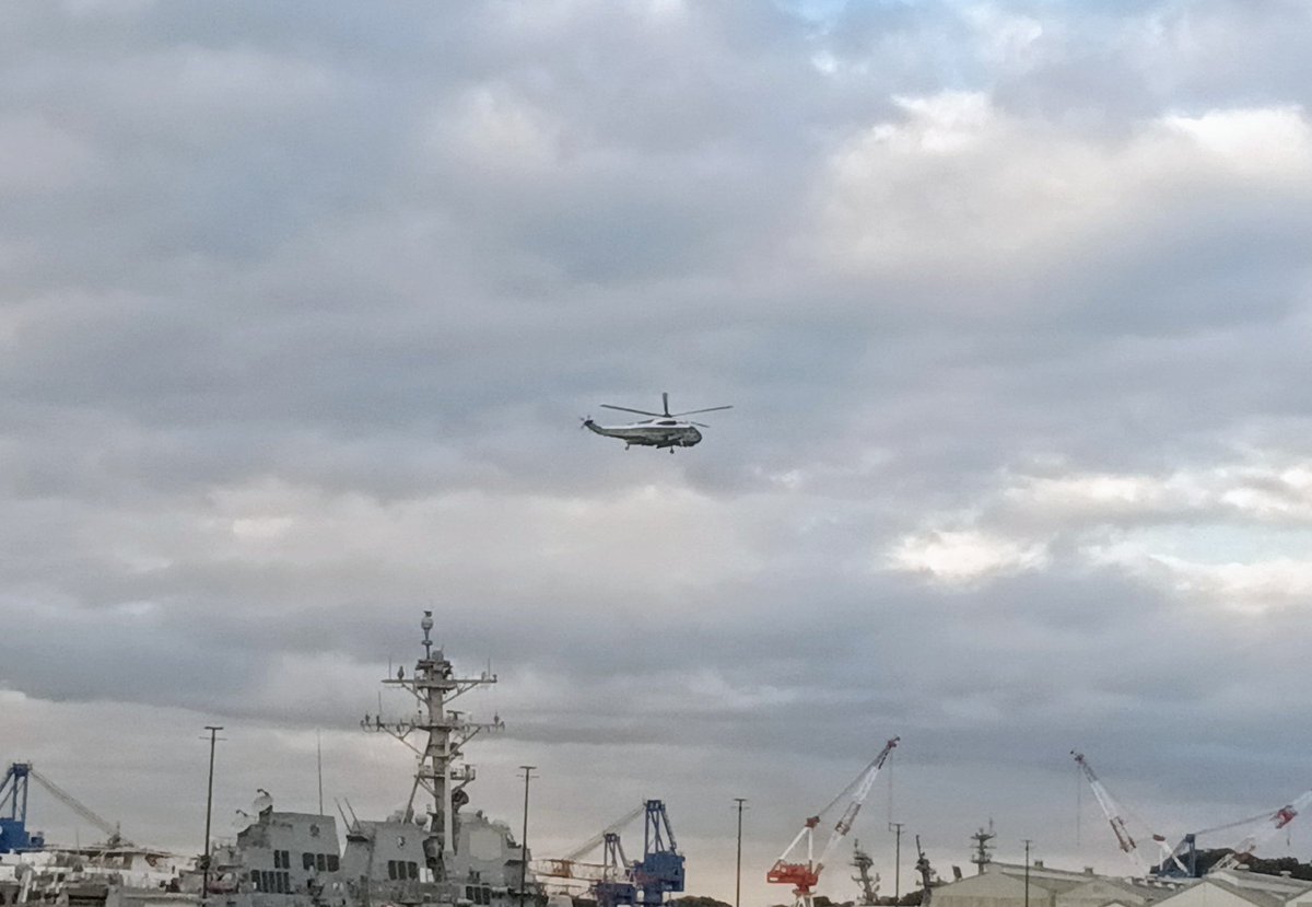 asyncms's tweet image. 昨夜は西麻布で、今日は横須賀でトランプさんとニアミス!?
まるで追っかけみたい
#米国大統領専用ヘリコプター #マリーンワン