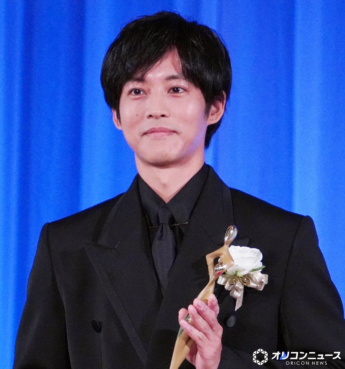 oricon's tweet photo. 🏆東京ドラマアウォード

松坂桃李『御上先生』で主演男優賞❗️
撮影部が別場所でも受賞
「それがすごくうれしい」
https://t.co/eBfTthRoPE

主演女優賞：奈緒(東京サラダボウル)
助演男優賞：角田晃広(ホットスポット)
助演女優賞：杉咲花(海に眠るダイヤモンド)

#東京ドラマアウォード https://t.co/ahftLRYv4K