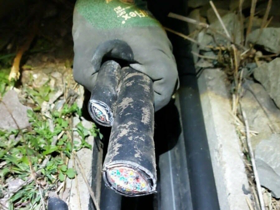 Y a t’il un risque pour les trains quand les câbles sont sectionnés / brûlés ?

Immédiatement, les signaux « tombent par chute ».
C’est à dire qu’un signal qui ne reçoit plus d’info passe à son état le plus contraignant (feu rouge ).