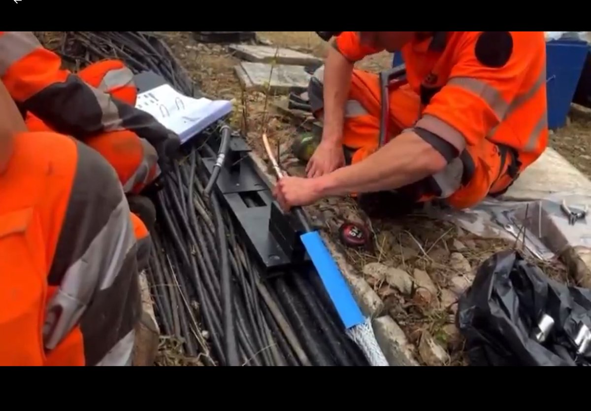 Le problème est le temps de réparation très long.
Il faut bien coller toutes les paires de câbles entre elles.

Et sur fibre optique, yen a énormément.

Et on fait ensuite plein de test pour voir si tout est cohérents niveau sécurité des signaux.