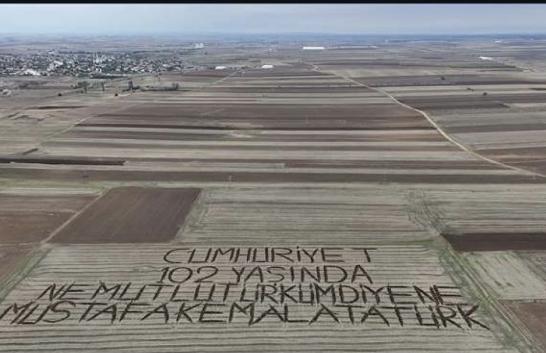 houseoftrakya's tweet image. Kırklarelinde bir çiftçinin tarlasına yazdığı yazı

Güzel Trakya insanı