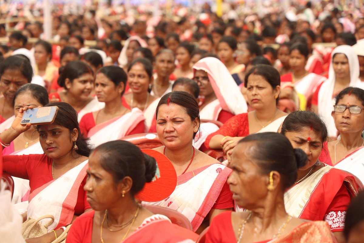 himantabiswa's tweet photo. 32,000 smiling faces, 32,000 aspirations fulfilled in Kaliabor today 🚀

Our journey of encouraging women entrepreneurs continues unabated as we reached out to our sisters in Nagaon's Kaliabor and extended them seed fund under #MMUA to power their dreams &amp; business ideas 💡 https://t.co/YQUcXojXA3