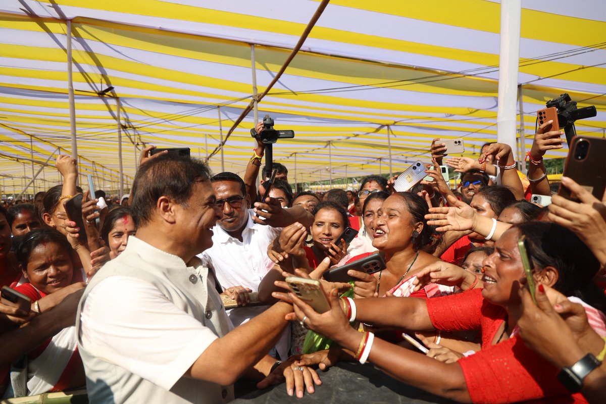 himantabiswa's tweet photo. 32,000 smiling faces, 32,000 aspirations fulfilled in Kaliabor today 🚀

Our journey of encouraging women entrepreneurs continues unabated as we reached out to our sisters in Nagaon's Kaliabor and extended them seed fund under #MMUA to power their dreams &amp; business ideas 💡 https://t.co/YQUcXojXA3