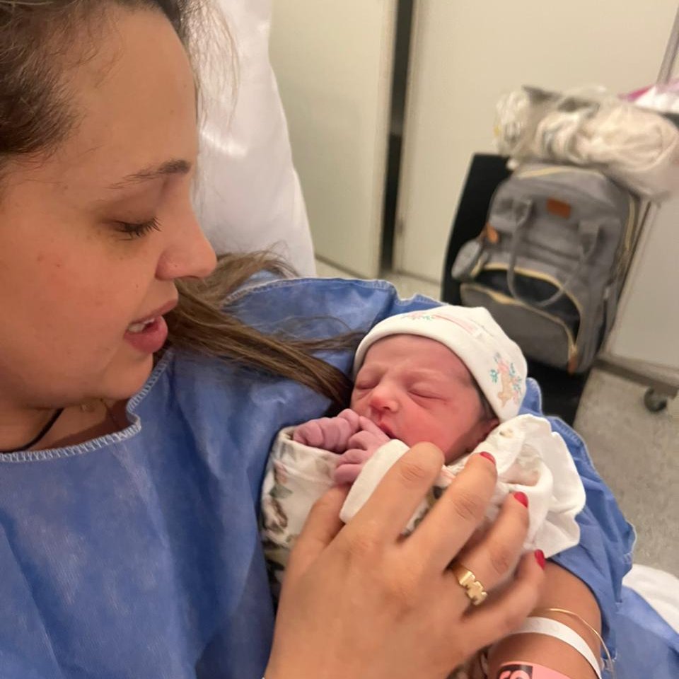 PoliciaCbaOf's tweet photo. 👶🏻🚔 Un nacimiento que inspira vocación y servicio 

🤰🏻💙 Durante la madrugada, efectivos de la Policía de Córdoba brindaron asistencia a una mujer en trabajo de parto en la ciudad de Villa Allende.

👮🏻‍♀️👏🏼Gracias a la rápida intervención y compromiso del personal, la madre fue asistida en su vehículo, donde colaboraron con el nacimiento del bebé hasta la llegada del servicio de emergencias. Posteriormente, fueron trasladados a un centro médico, para recibir la atención correspondiente. Madre e hijo se encuentran en buen estado de salud.