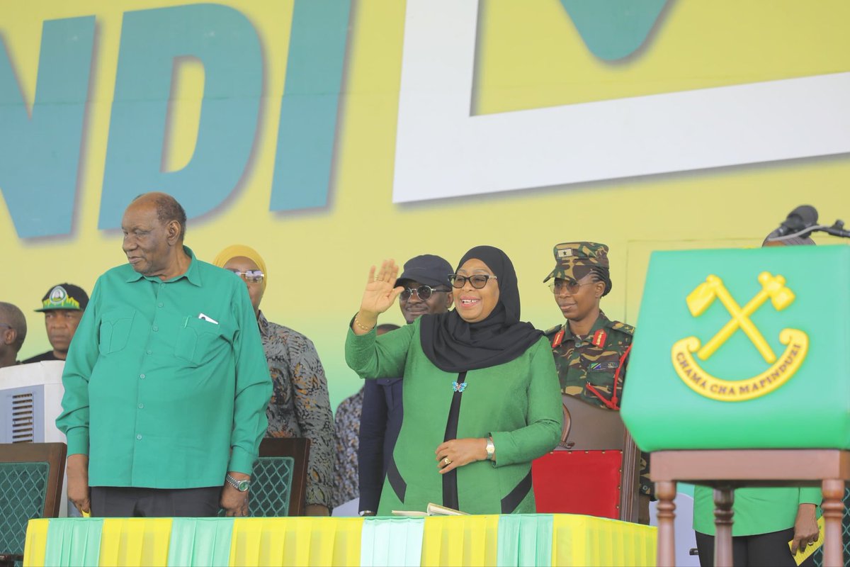 kigogo2014's tweet photo. (Day 60/60 ya kampeni za CCM)

DKT. SAMIA AKIHITIMISHA MBIO ZA KAMPENI TANZANIA BARA

Mgombea Urais wa Jamhuri ya Muungano wa Tanzania kupitia Chama Cha Mapinduzi (CCM), Ndugu Dkt. Samia Suluhu Hassan akiwasili katika Uwanja wa CCM Kirumba-Mwanza kuhitimisha mikutano ya hadhara ya Kampeni za Uchaguzi Mkuu 2025.

#KigogoMediaUpdates