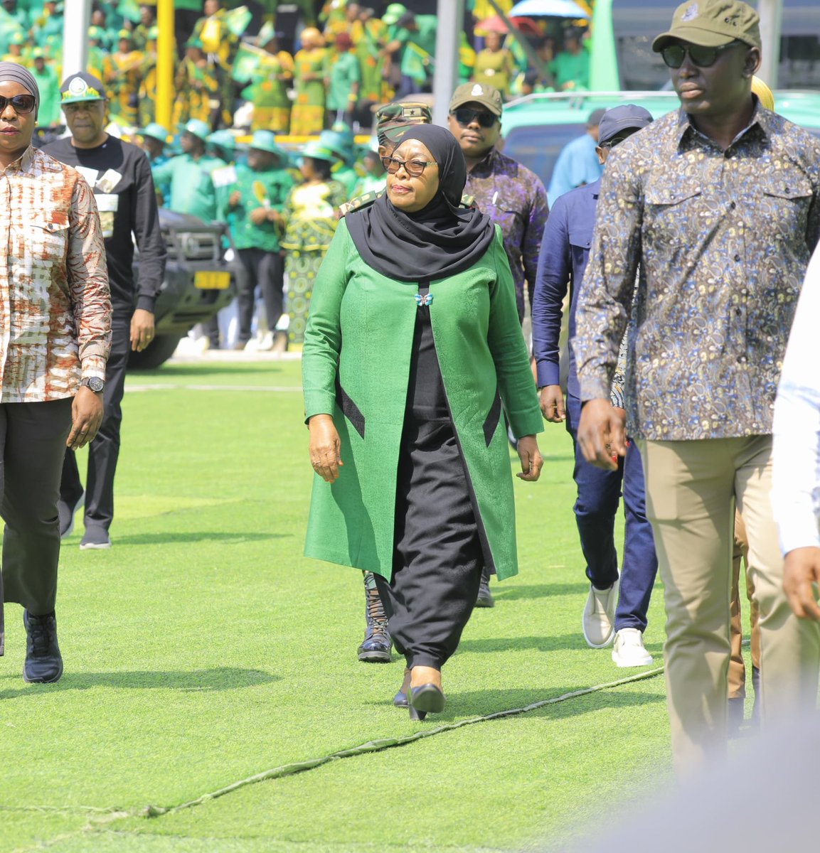 kigogo2014's tweet photo. (Day 60/60 ya kampeni za CCM)

DKT. SAMIA AKIHITIMISHA MBIO ZA KAMPENI TANZANIA BARA

Mgombea Urais wa Jamhuri ya Muungano wa Tanzania kupitia Chama Cha Mapinduzi (CCM), Ndugu Dkt. Samia Suluhu Hassan akiwasili katika Uwanja wa CCM Kirumba-Mwanza kuhitimisha mikutano ya hadhara ya Kampeni za Uchaguzi Mkuu 2025.

#KigogoMediaUpdates