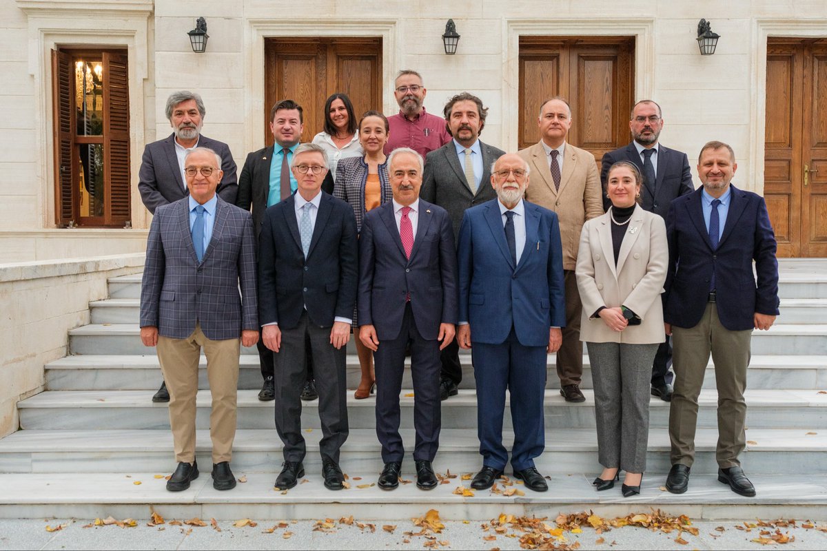 İstanbul Üniversitesi ve Türk Dünyası Vakfı Arasında İş Birliği Protokolü İmzalandı

Rektörümüz Prof. Dr. Osman Bülent Zülfikar, 27 Ekim 2025 tarihinde Türk Dünyası Vakfı’nı ziyaret ederek Vakfın Mütevelli Heyeti Başkanı Prof. Dr. Nabi Avcı ile bir araya geldi.

Görüşmede,