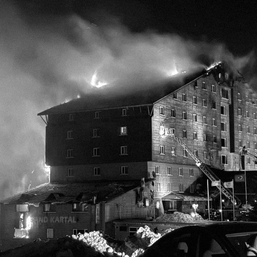 bpthaber's tweet photo. Bolu'da 78 kişinin hayatını kaybettiği otel yangınında 2 çocuğunu kaybeden anne Duygu Can:

Sizler çocuk katilisiniz. 36 çocuğun ve 78 kişinin katilisiniz.

Elif Aras, sen çocuğunu üşümesin diye üstünü giydirdin ya, ben kızımı yıkarken üstünü örttüm. Oğlumu yıkarken gözünü yıkamadım su kaçmasın diye. Oğlum sevmez gözüne su kaçmasını.

Allah hepinizin belasını versin. Ben babaların ahına güveniyorum. Öbür dünyada da iki yakanızda olacak ellerimiz.