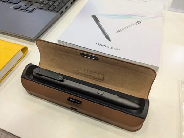 asciistartup's tweet image. ＼#CEATEC2025 で発見！／
“できる人感”はペンで演出✍ AIが議事録を自動作成

FlowticaのAIスマート録音ペン「Flowtica Scribe」は、手書きメモと録音を融合。

音声は専用アプリで自動文字起こし・要約され、会議や商談の効率アップに最適！10月末Makuakeで発売予定。
ascii.jp/elem/000/004/3…
#AI…