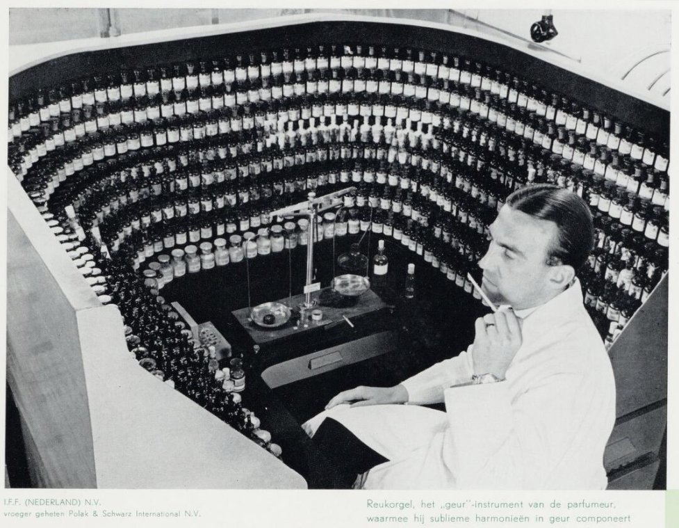 Hier zie je het 'reukorgel' van de voormalige Zaanse geurfabriek Polak &amp; Schwarz. Op 31 oktober kan je meedoen aan de workshop met lezing Geuren als bron van herinneringen: geuren (na)maken met speciale aandacht voor Zaanse geurgeschiedenis. Aanmelden via bit.ly/3Iuakzu