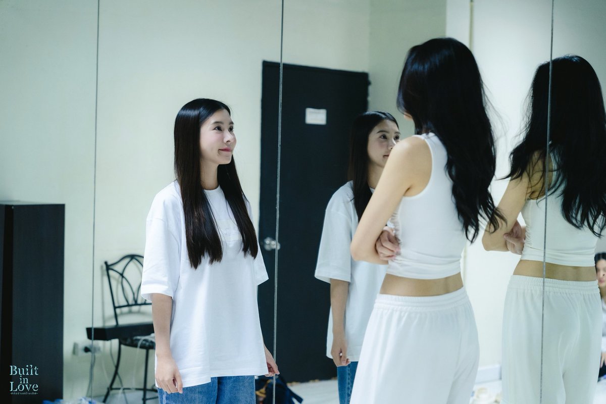 เบื้องหลังวัน Workshop ซีรีส์ Built in love 🎬 เห็นความตั้งใจของนักแสดงทุกคนแบบนี้แล้ว.. อย่าลืมรอติดตามชมกันนะ 🏡🩷

#pimjipineare #jarajennie
#BuiltinloveSeries