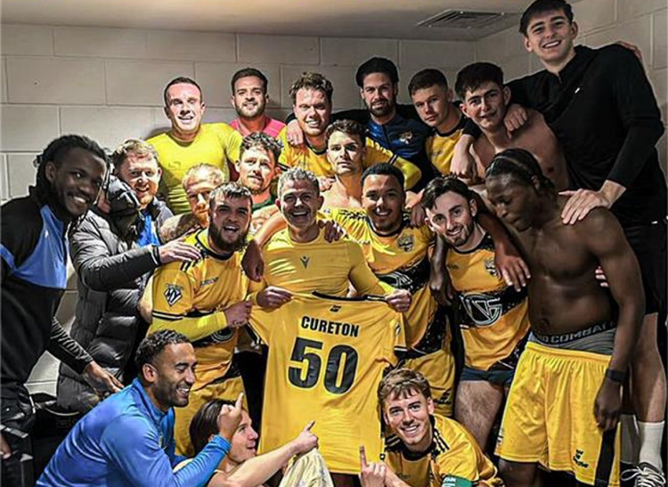 🚨 🏴󠁧󠁢󠁥󠁮󠁧󠁿 50-letni Jamie Cureton został pierwszym w historii piłkarzem, który strzelał gole w każdej z dziesięciu najlepszych ligach w Anglii!

Zaczął w 1994 roku jako gracz Norwich City w Premier League, a teraz strzelił bramkę w 10. Lidze Anglii jako piłkarz Kings Park Ragers! 👑