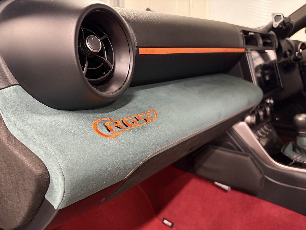 youkie1235's tweet image. ずっと考えてきたことが実現しました！
GR86 内装カスタムをCUSTOM LINEさんにて施工していただきました！
クォリティがヤバいです。さすが純正で内装パネルに携わってる方々の仕事って、感じです。
社員の方々も親切で最高でした！
誤字直しました！
#CUSTOMLINE
#内装カスタム
#GR86
#リッジグリーン