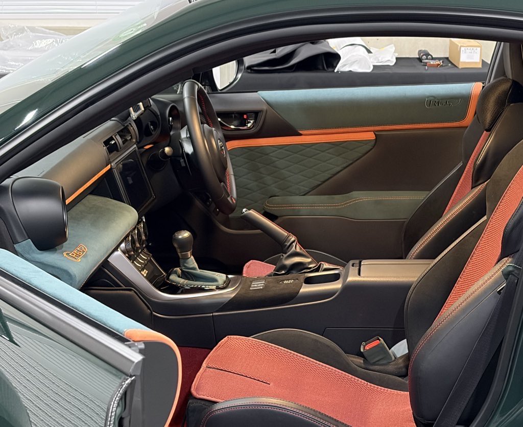 youkie1235's tweet image. ずっと考えてきたことが実現しました！
GR86 内装カスタムをCUSTOM LINEさんにて施工していただきました！
クォリティがヤバいです。さすが純正で内装パネルに携わってる方々の仕事って、感じです。
社員の方々も親切で最高でした！
誤字直しました！
#CUSTOMLINE
#内装カスタム
#GR86
#リッジグリーン