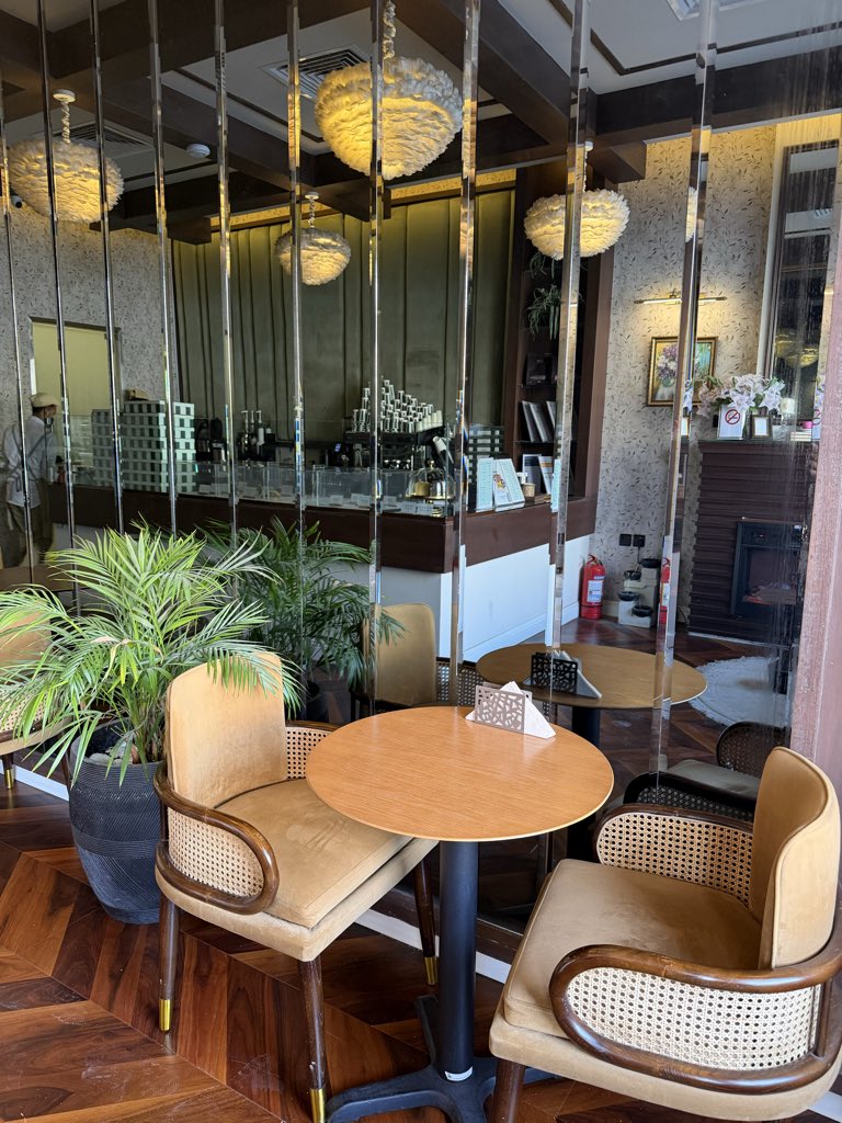 غصن اريس | Aris branch

جلسات داخليه وخارجية
الساندوتش لذيذه الصدق 

الحلوم خياليه-الدجاج باردة
عصير البرتقال لذيذ