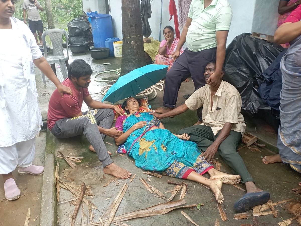 YSRCParty's tweet image. 🚨 #SadistChandraBabu

మోంథా తుఫాన్ నేపథ్యంలో ప్రజల్ని అప్రమత్తం చేయకుండా నిర్లక్ష్యం వహిస్తున్న కూటమి ప్రభుత్వం. దాంతో మామిడికుదురు మండలం మాకనపాలెంలో తాటిచెట్టు విరిగిపడి గూడపల్లి  వీరవేణి  అనే మహిళ మృతి 

మోంథా తుఫాన్ దెబ్బకి డాక్టర్ బి.ఆర్ అంబేద్కర్ కోనసీమ జిల్లాలో…