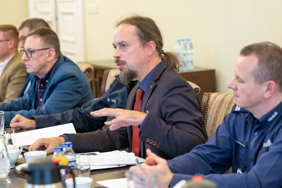 📢 Wczoraj odbyło się spotkanie poświęcone powołaniu grupy roboczej, której zadaniem będzie opracowanie skutecznych rozwiązań zwiększających odpowiedzialność kierowców wielokrotnie naruszających przepisy ruchu drogowego.
Inicjatywa ma na celu podniesienie poziomu bezpieczeństwa