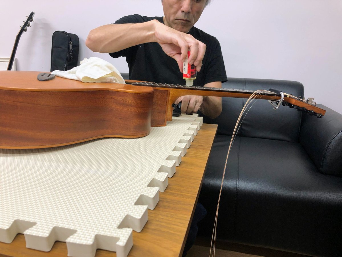 tone_cable_lab's tweet photo. 弦高0.1mmの違いが、指の動きを変える。
その差を「感じる耳」でセットアップしています🎧
音がスッと前に出る瞬間がたまらない。
👉 https://t.co/DiRcvxm3BC
#ギター調整 #神戸ギターリペア #BeaverToneLab https://t.co/ZhG7EyfQG4