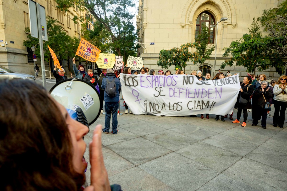 MasMadridCiudad's tweet photo. Estamos con las mujeres que defienden los espacios de igualdad municipales que Almeida se quiere cargar.

El alcalde se ha empeñado en mandar la ciudad al pasado y tenemos la obligación de defender los servicios municipales que ayudan a hacer Madrid mejor. https://t.co/grx5dV72Ki