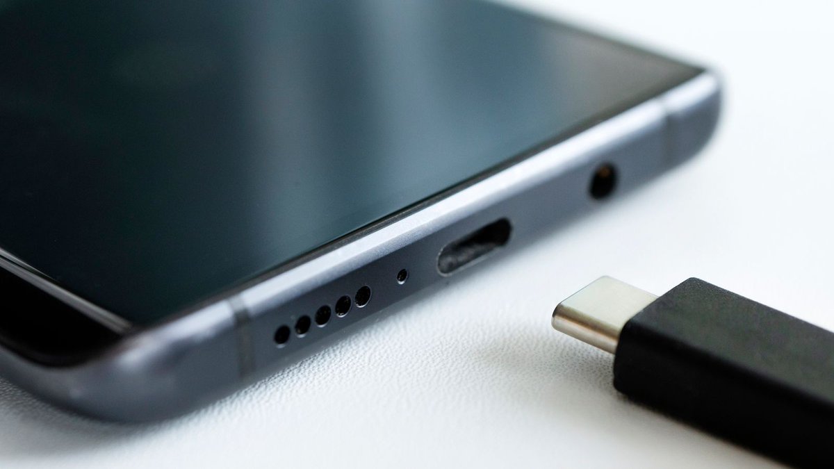 MAIT3CH's tweet photo. Do you know, when you plug your phone with a type c cord it will charge for one hour and when u plug it the other way round it will charge for 60 minutes 🤔 https://t.co/VQuGwEQe4g