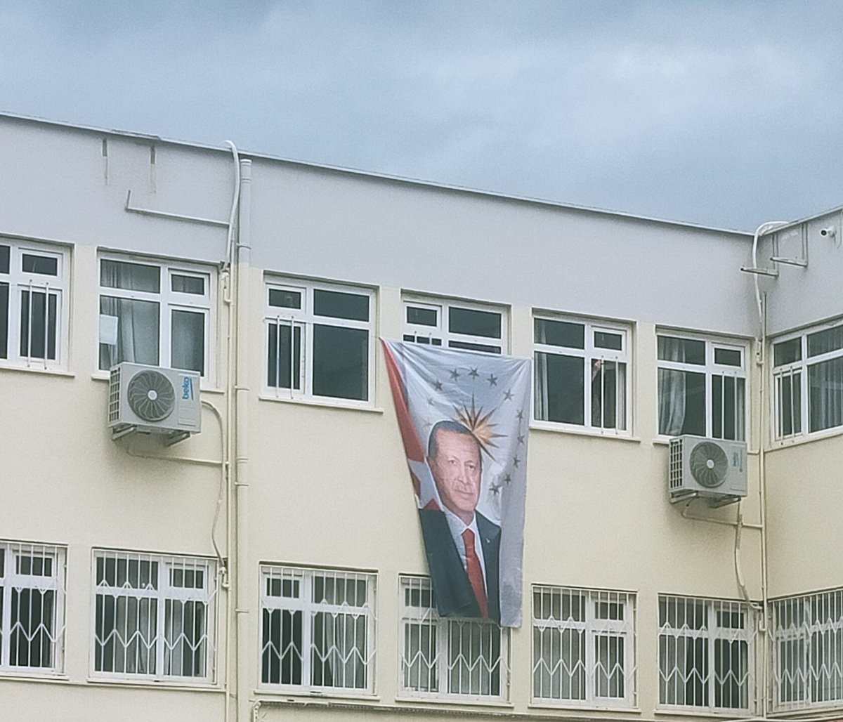 YORUM YOKK 
ÜSTTEN GÖREV GELMİŞ YAPMALILARMIŞ
ARTIK BİR DUR DİYELİM YETERR BU BÖYLE OLMAZZ
#bubayrağıistemiyoruz