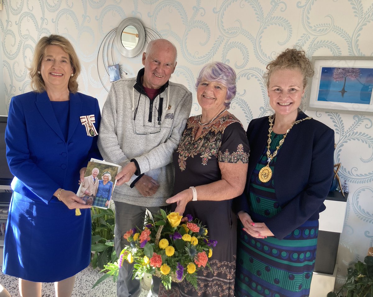midgov's tweet image. 60 years together. 💎
Provost Debbi McCall &amp;amp; Lord Lieutenant Sarah Barron visited Jim &amp;amp; Maria Preston in Dalkeith to celebrate their Diamond Wedding Anniversary.
They first met at the Dalkeith BBQ in 1963.
More: ow.ly/6Mf150XiRTw
#DiamondAnniversary #Midlothian