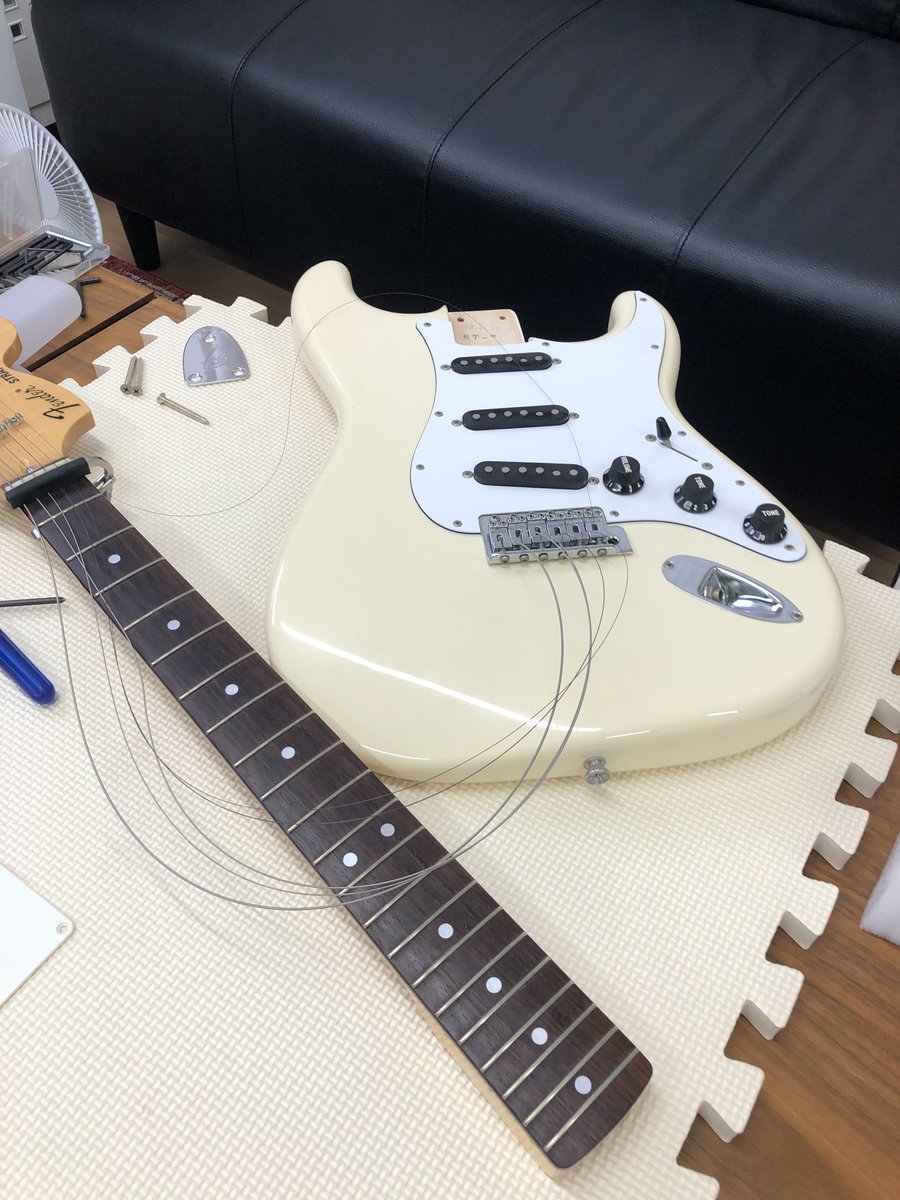 tone_cable_lab's tweet photo. 「鳴らないギター」はありません。
少し手を入れれば、必ず応えてくれる。
調整とは、楽器と人をもう一度つなぐ作業です。
👉 https://t.co/DiRcvxm3BC
#ギター調整 #神戸ギターリペア #BeaverToneLab https://t.co/8tpHawuJRG