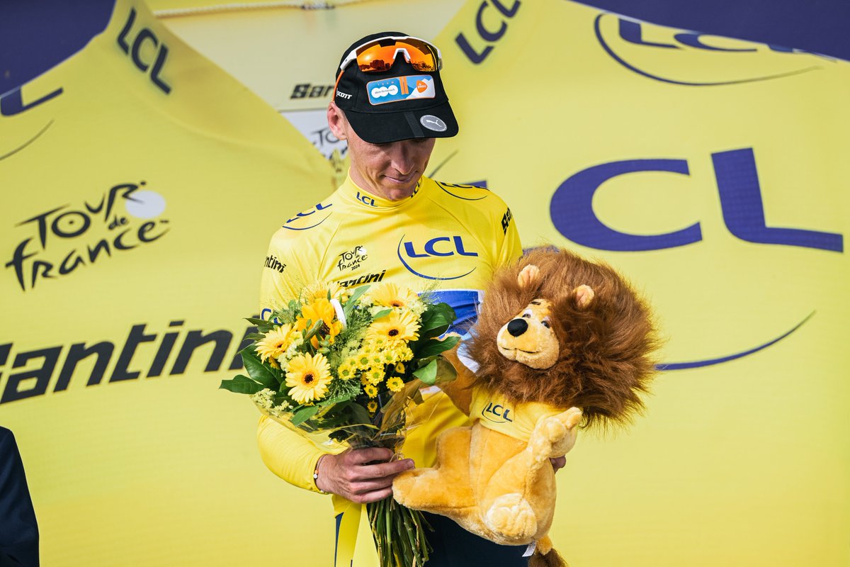 Le dernier français Maillot Jaune est Romain Bardet ! 
Il l'a endossé pour la première fois pour son dernier Tour et nous a offert un beau souvenir💛

#MaillotJauneLcl
