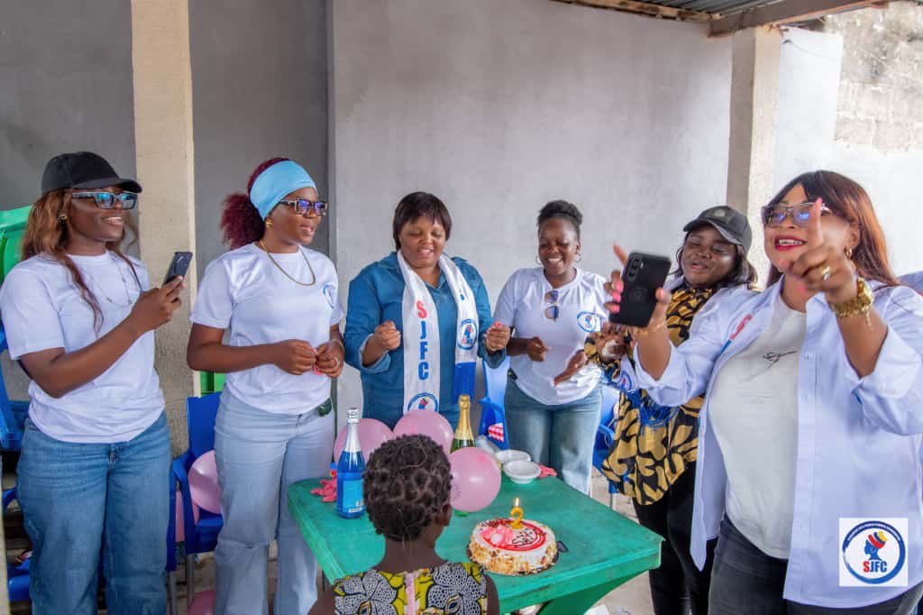 Dans le cadre d'Octobre Rose, mois consacré à la sensibilisation au cancer du sein, la Synergie des Jeunes Femmes Candidates (SJFC) a rencontré les enfants et les responsables du centre Bomoyi Bwa Sika (BBS) le samedi 25 octobre 2025, dans la commune de Kintambo. <a href="/M5Mulamba/">Me Merveille Mulamba M5</a>