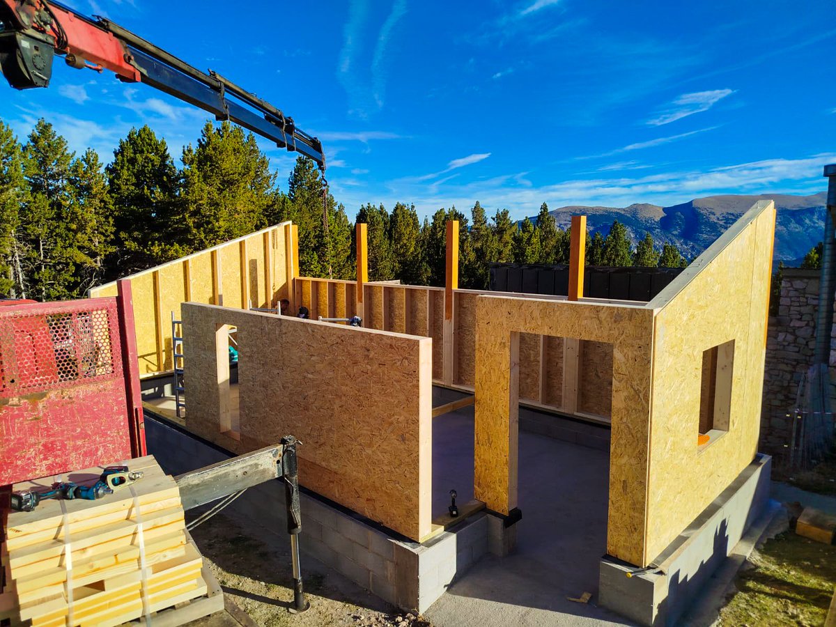 fustesgraus's tweet photo. 🏡 La #fusta és un excel·lent aïllant tèrmic natural.

Construir amb fusta és apostar per confort, sostenibilitat i resistència al fred de muntanya. @TuixentLaVansa

#EstructuresDeFusta #Arquitectura #Sostenible https://t.co/lRrMGpqFW4