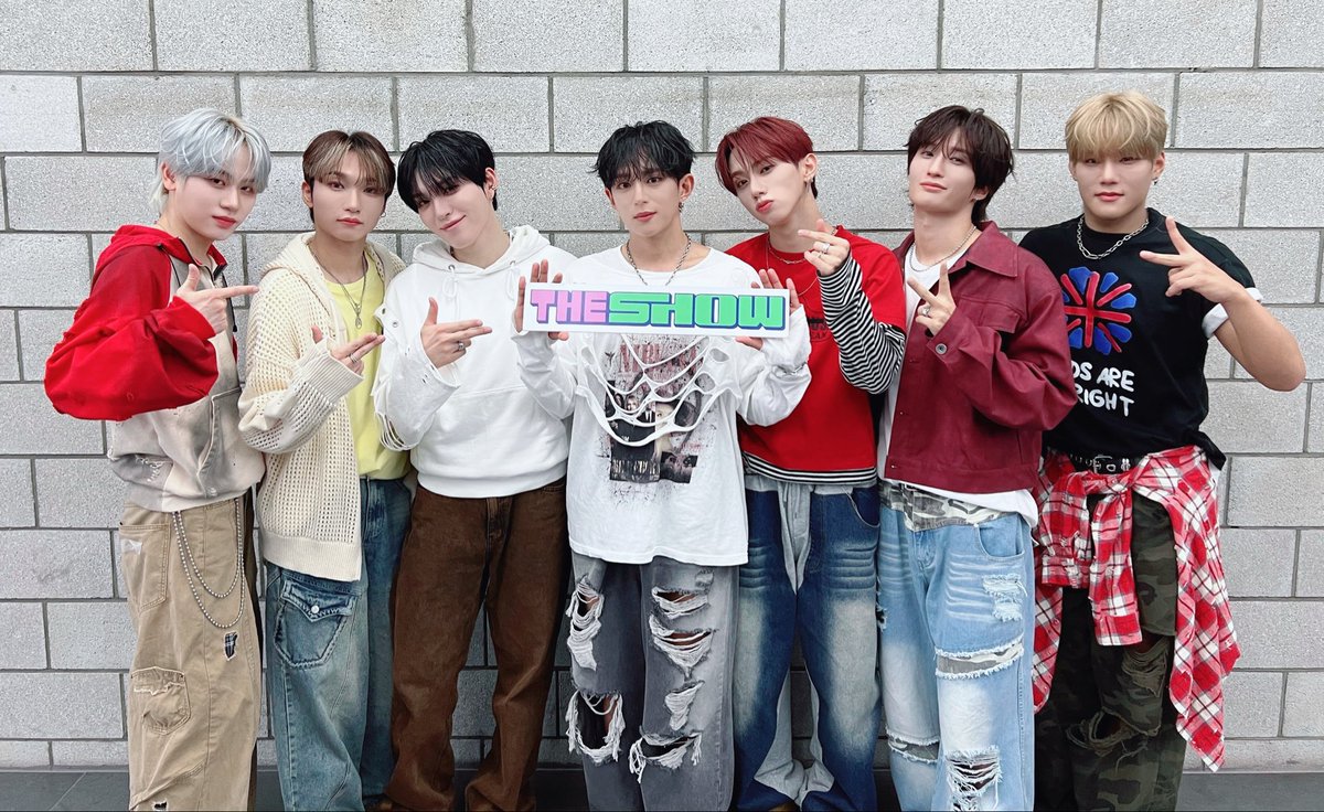 theshow_offcl's tweet photo. [짝사랑하는 그룹한테 뽀뽀 날렸어요!]

무대 마치고 내려갈 때 마음속으로 ㅃㅃ했는데
사실 그거 빠이빠이 아니고 뽀뽀였어요
#다크비 는 모를걸요!

다크비를 향한 #Irony한 감정 때문에 
매일 괴로우니까 이 정도는 괜찮겠죠? (๑˃̵ᴗ˂̵)و ♡

#더쇼 #Cinderella @DKB_BRAVE https://t.co/pn8sSrzERF