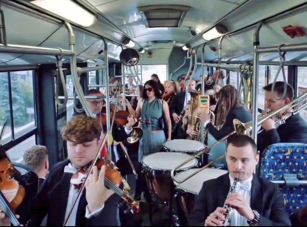 De todas las metáforas que habéis encontrado en el vídeo de Rosalía, os olvidáis la más importante: su crítica a cuando vas en el bus y la gente no usa auriculares.