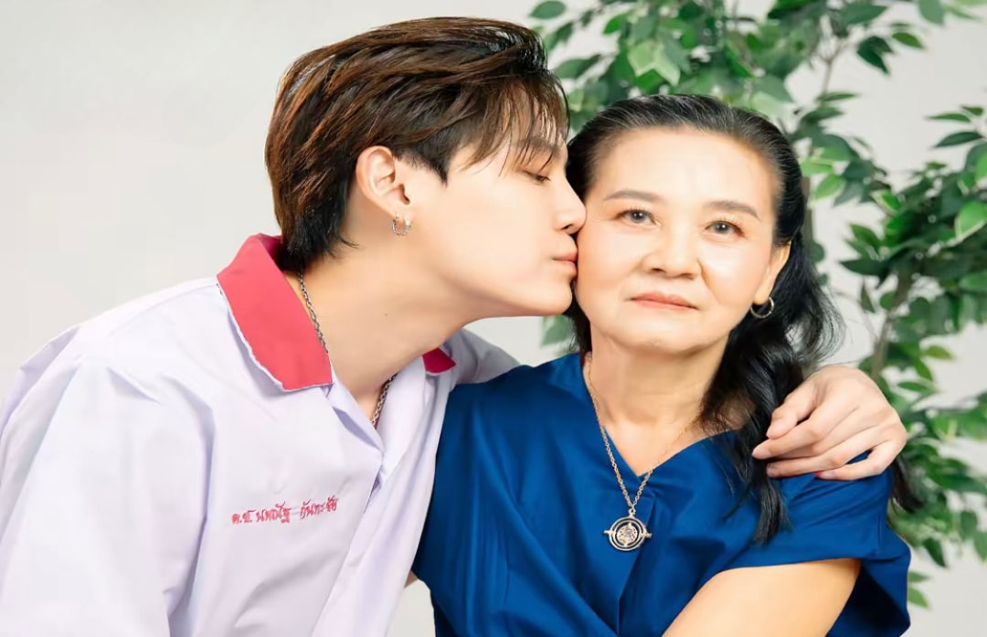 nxy_xinxin1040's tweet image. Happy Birthday มะม๊าพี่บุ๋นบุ๋น หนูขอให้มะม๊ามีสุขภาพดีและมีความสุขมากๆ ช่วยอยู่เป็นความสุขและความสบายใจให้บุ๋นบุ๋นไปนานๆนะคะ ขอบคุณมะม๊าที่คลอดเด็กที่น่ารักคนนี้ออกมาให้พวกเราได้รัก สัญญาว่าจะรักและซัพพอตบุ๋นบุ๋นตลอดไปเลย

#bb0un