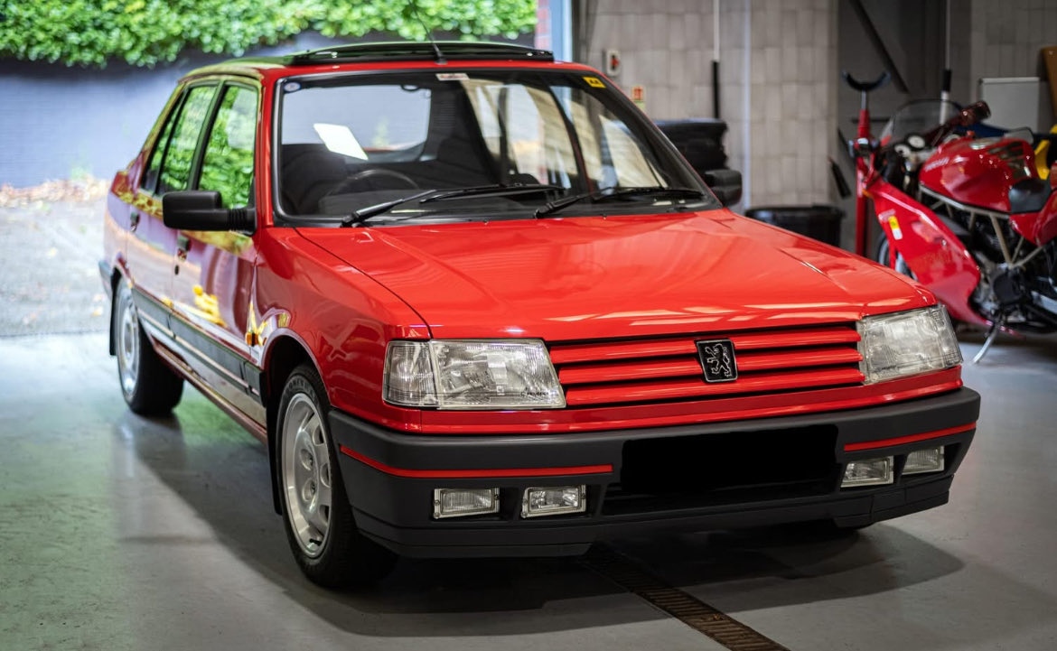 WRCPAST's tweet image. **Rare Road Cars**

🇫🇷 Peugeot 309 GTI 

1 of 18,262

UK figures are 40 licensed and 319 Sorn

The Peugeot 309 GTI is a hot hatch produced from 1987 to 1993, known for its strong performance from a 1.9
-liter engine and its practical, spacious design. They came in 3dr and 5dr…