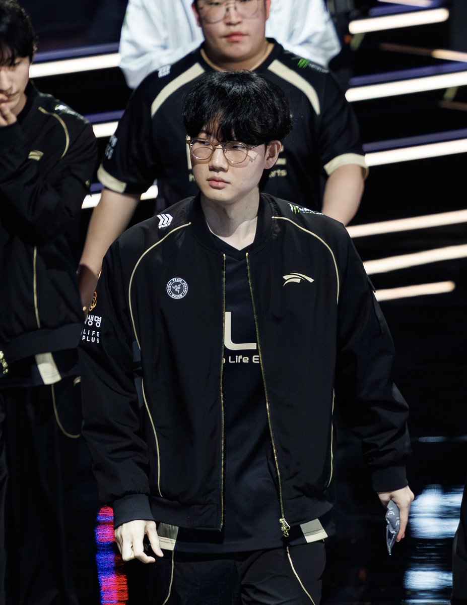 NO WORDS FOR THIS GUY

You deal 70k damage and go deathless for 58 minutes against what is considered the BEST team in the world.

You can think all you want but this is my no.1 AD in the world. Period.