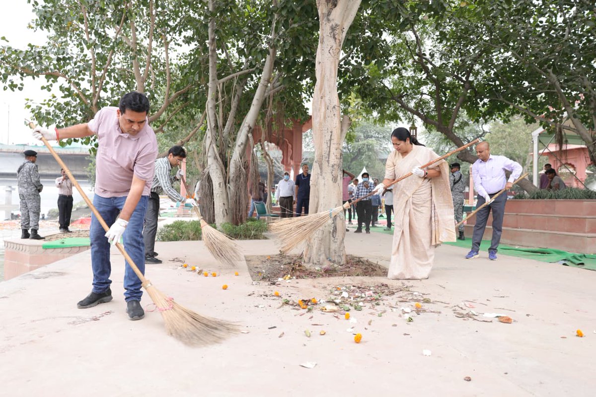 आस्था थी तो पर्व के लिए घाट सजाए
दायित्व है तो नदी के लिए घाट स्वच्छ कर रहे हैं

मुख्यमंत्री <a href="/gupta_rekha/">Rekha Gupta</a> जी के साथ वासुदेव घाट पर स्वच्छता अभियान में हिस्सा लिया

यमुना नदी को सुंदर व घाटों को स्वच्छ बनाए रखना हम सबकी सामूहिक जिम्मेदारी है
#DelhikaBhavyaChhat