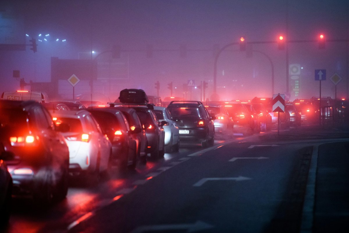 TPOnl's tweet image. De ANWB meldt de drukste ochtendspits van het jaar: ruim 1.100 kilometer file door regen en ongelukken. Lees meer op tpo.nl #verkeer #ANWB #files tpo.nl/2025/10/28/dru…