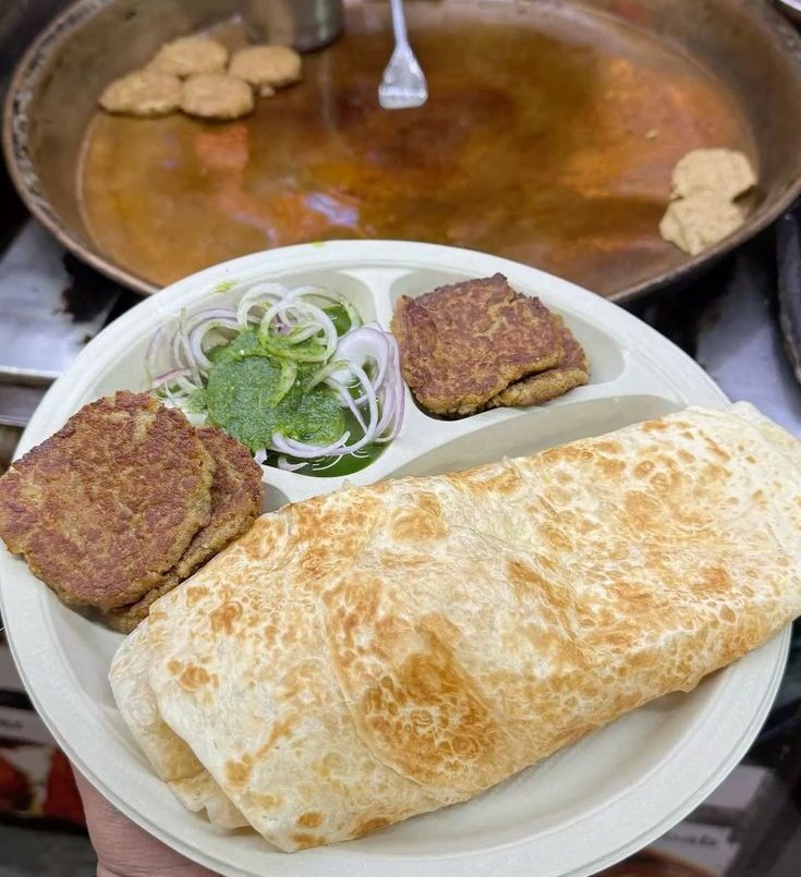 आज लंच में था कबाब पराठा सिंपल पर दिल से टेस्टी 😋 😋 

क्या आप लोगों ने लंच कर लिया?