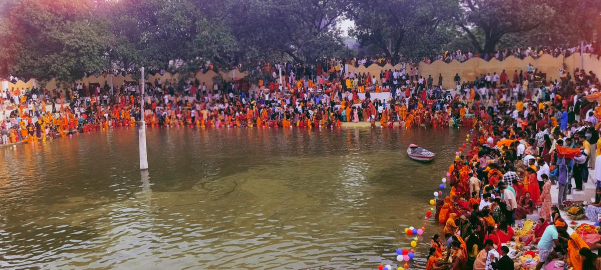 🌅 उदीयमान सूर्य को अर्घ्य देने के साथ 36 घंटे का पावन छठ व्रत संपन्न हुआ। 🙏
छठी मैया से प्रार्थना है कि वे हर परिवार, समाज और देश में शांति, सुख और समृद्धि बनाए रखें।
जय छठी मैया! 🙏
#ChhathPuja