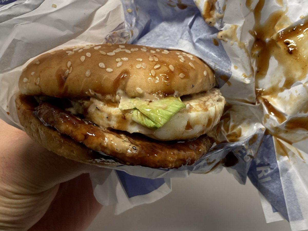 今日のお昼は久しぶりにマック。

焦がしにんにくマヨたまごてりやきバーガーを食べた。
美味しゅうございました。