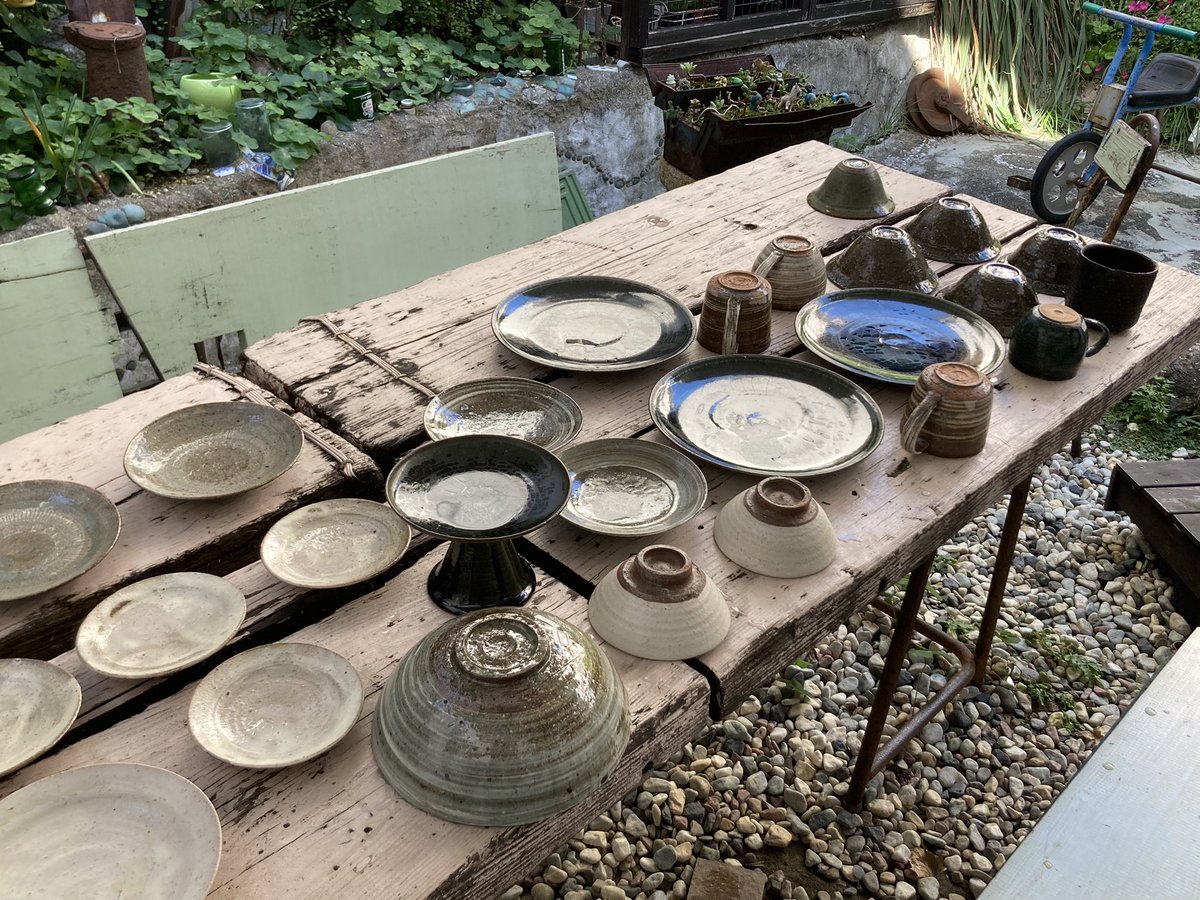 本日の営業は終了です。
お越しいただいたお客さま、ありがとうございました。今日は掃除がてら、浅井さんの器を洗ったりなんかしたり。

毎週水木曜日は定休日
次回の営業は10/31(金)
12:00-18:00.オープンいたします。