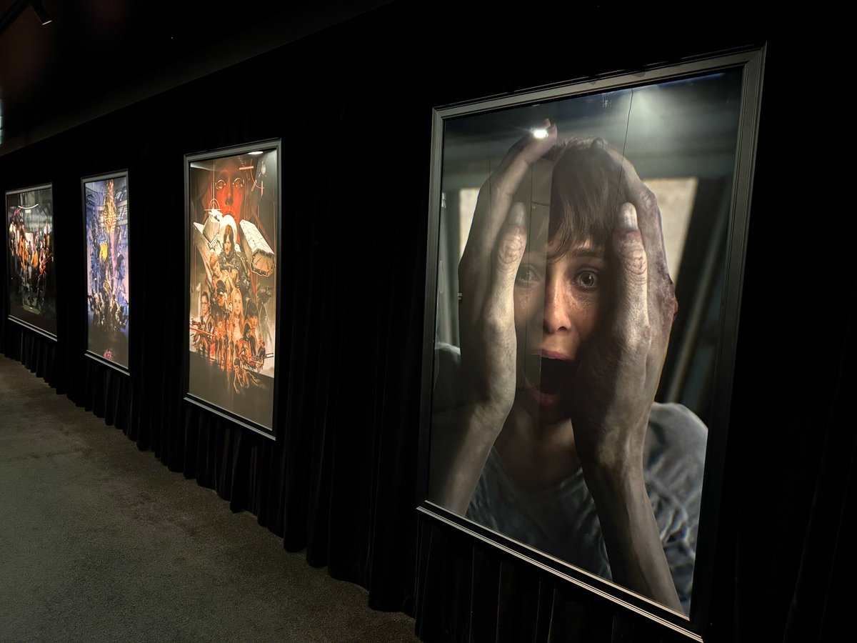 HIDEO_KOJIMA_EN's tweet image. Seasonal hallway makeover 😱