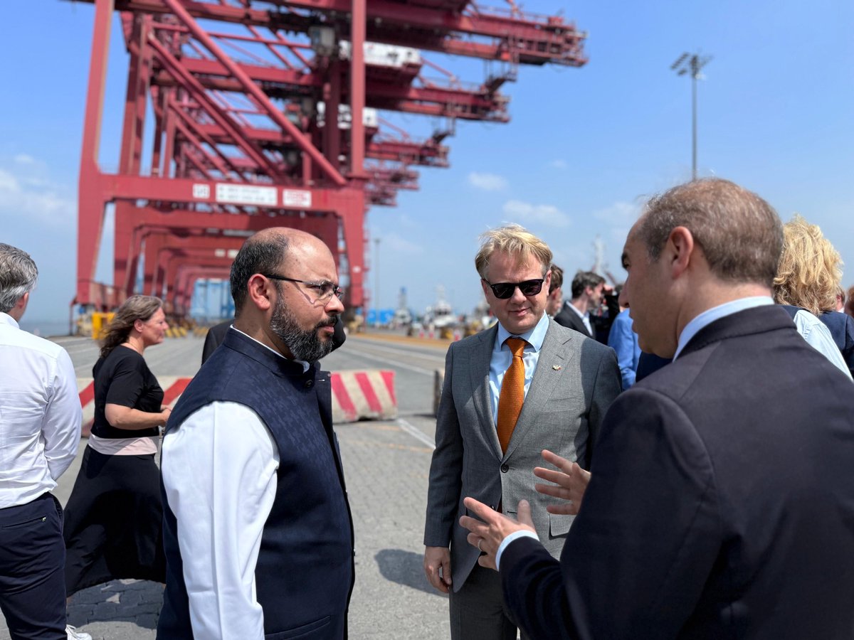 Dag 2 van het bezoek aan India! ⚓️ We starten met een rondleiding door de JNPA haven, de grootste containerterminal van India. Later vandaag spreek ik met inspirerende vrouwelijke ondernemers uit India en Nederland over hun rol in de maritieme sector.