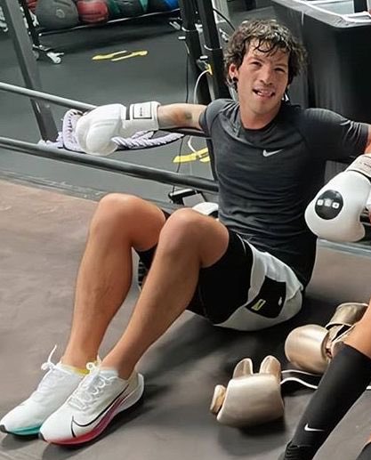 twiceasfar_'s tweet image. okay writers i have this joshler flavour for yall: josh being a box teacher and tyler being a ballet teacher in the same building