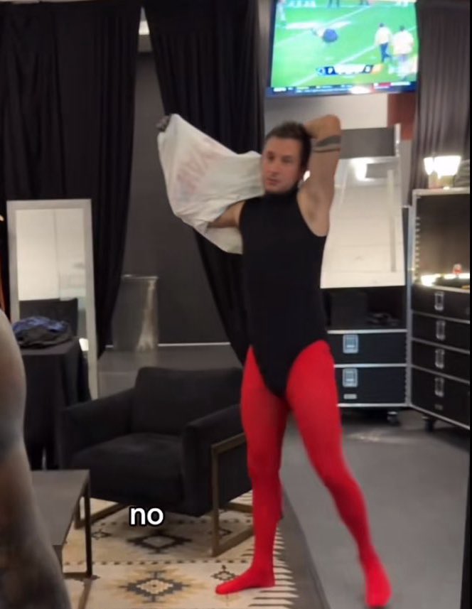 twiceasfar_'s tweet image. okay writers i have this joshler flavour for yall: josh being a box teacher and tyler being a ballet teacher in the same building