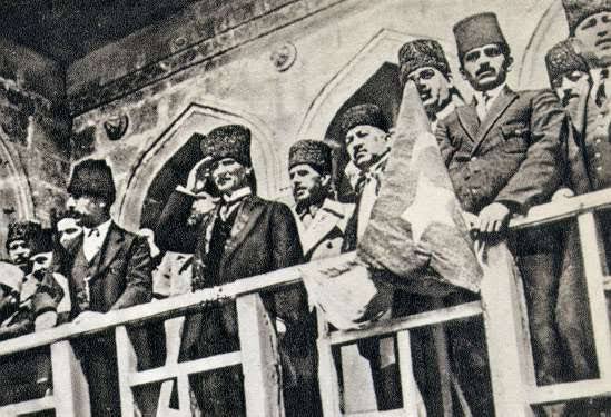 vtrspor's tweet image. Efendiler! Yarın Cumhuriyeti İlan Edeceğiz.

Gazi Mustafa Kemal ATATÜRK 

(28 Ekim 1923)