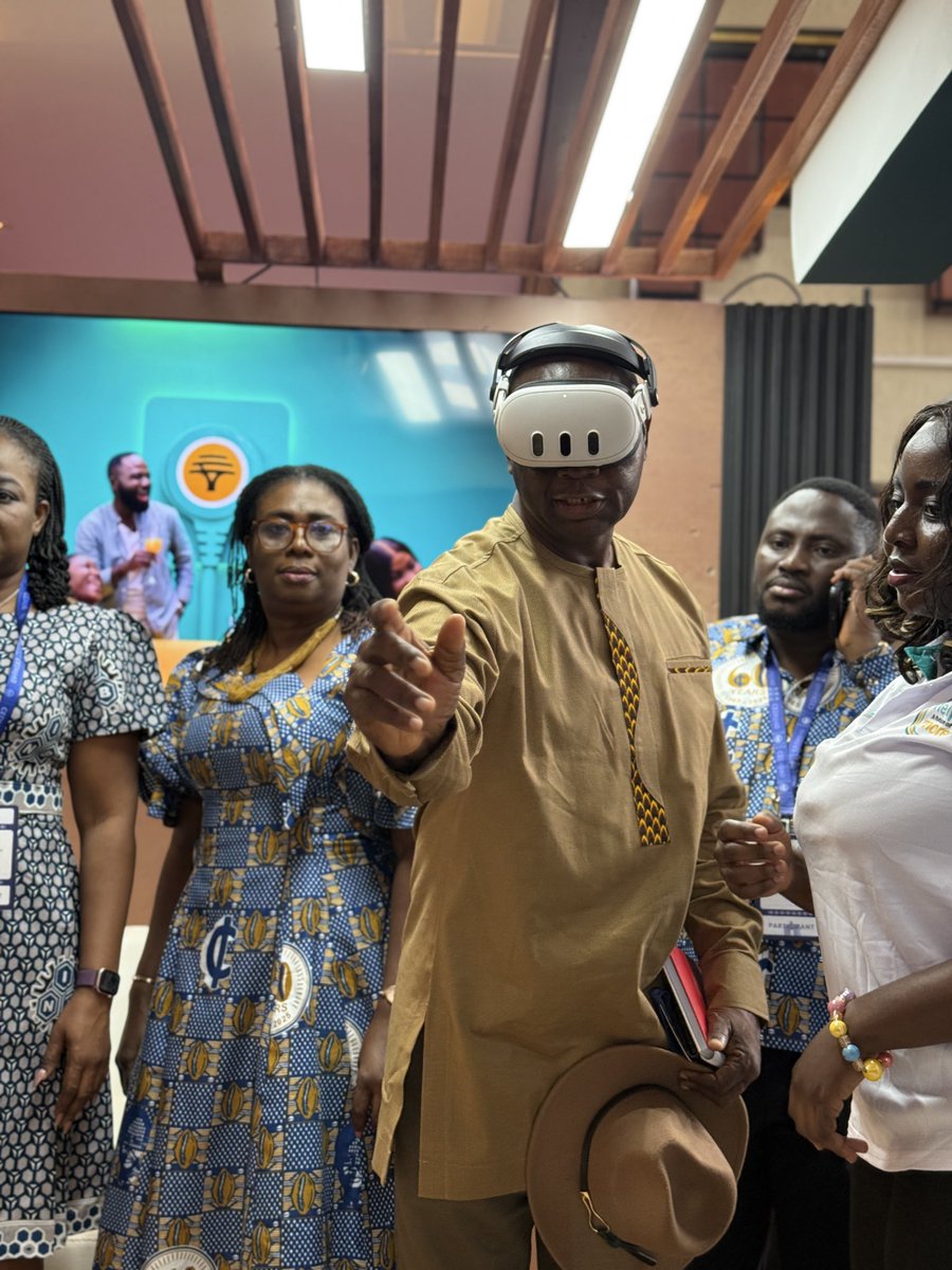 firstnatbankgh's tweet image. Touch, feel it.
From 1957 till date! 

#FNB #HowCanWeHelpYou #GhanaCediAt60