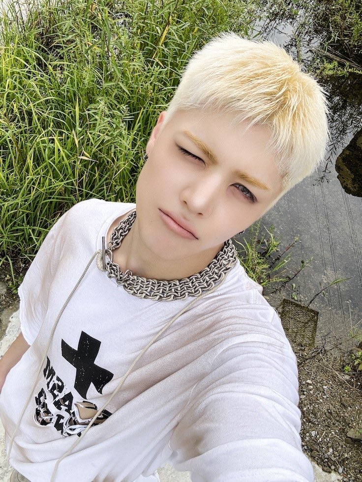 눈썹까지 빡빡 탈색하고 스모키화장 했는데도 머리짧아서 그런가 너무 아기같앸ㅋㅋㅋ