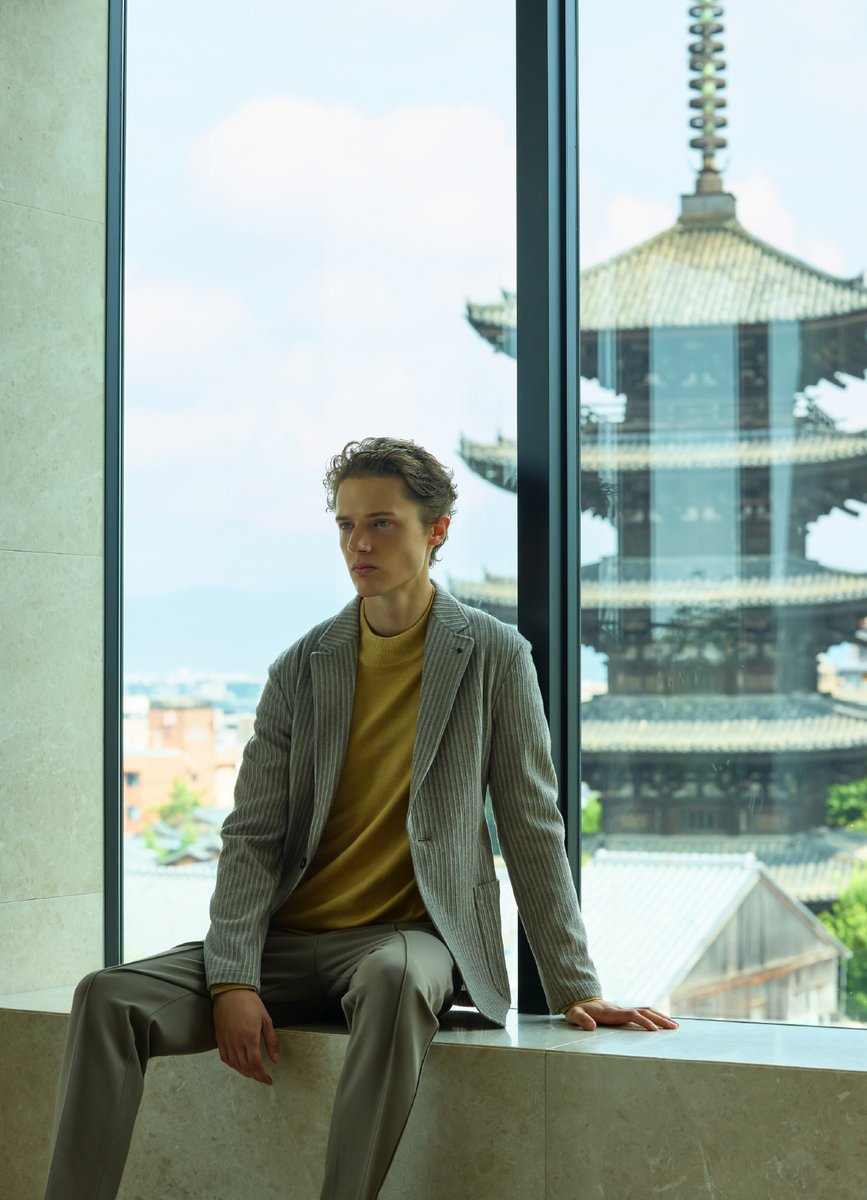 AOUREOFFICIAL's tweet image. 【#THEFIRSTCLASS】
伝統と格式にモダンさを香らせる古都有数の拠点とAOURE最上級ラインに感じる大人に必要な洗練
詳細▶x.gd/DcIqF
#AOURE #アウール #セットアップ #ジャケット